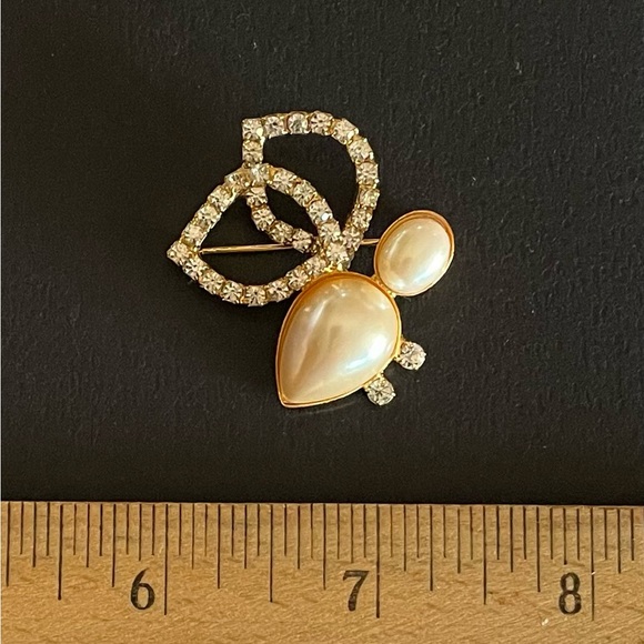 Vintage Rhinestone And Faux Pearl Bee Brooch - Picture 3 of 4